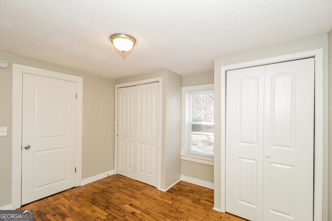 Building Photo - 667 Mitchell Dr
