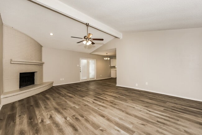 Building Photo - 6004 Cool Springs Dr
