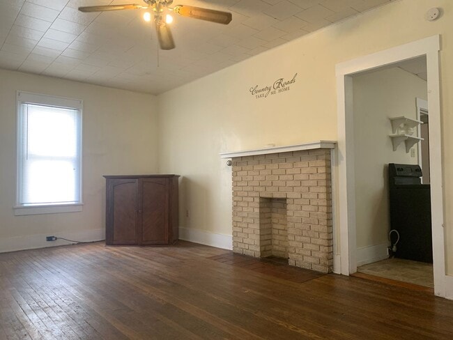 Building Photo - 3 FREE City Blue Curb Passes- 3 Bed/1 Bath Home located close to Sunnyside and Downtown Campus- A...