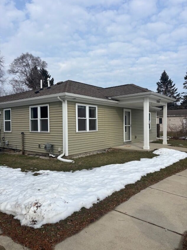 LIVE IN DOWNTOWN HOWELL! 3 BEDROOM HOUSE FOR LEASE - LIVE IN DOWNTOWN HOWELL! 3 BEDROOM HOUSE FOR LEASE