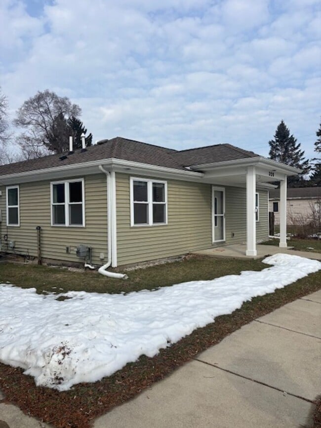 LIVE IN DOWNTOWN HOWELL! 3 BEDROOM HOUSE FOR LEASE - LIVE IN DOWNTOWN HOWELL! 3 BEDROOM HOUSE FOR LEASE