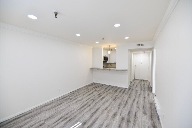 Foto del edificio - Remodeled 1 Bedroom, Ground level Unit in ...