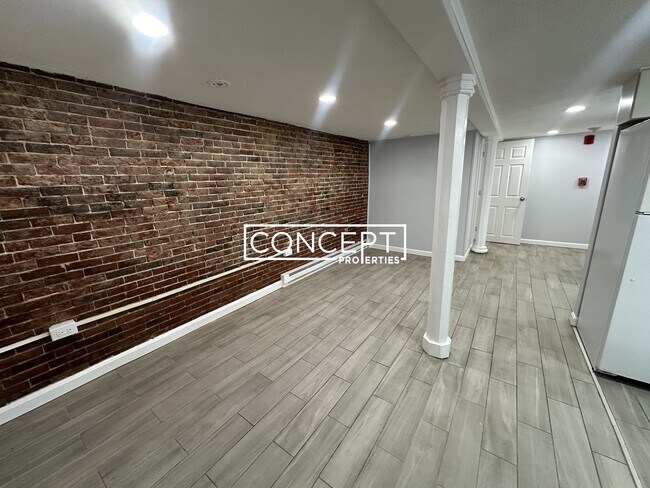 Building Photo - 31 Chelsea St