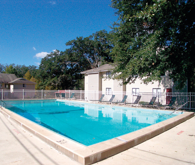 Building Photo - Chartre Oaks Apartments