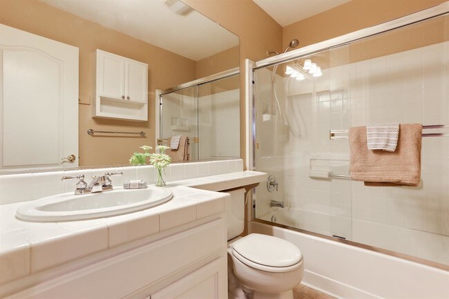 Foto del edificio - 742 Breezewood Ct