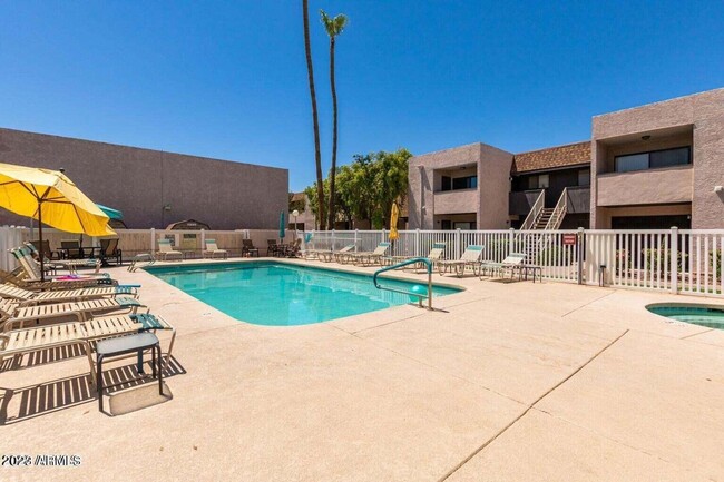 Building Photo - 2 BEDROOM 2 BATH CONDO WITH A COMMUNITY POOL