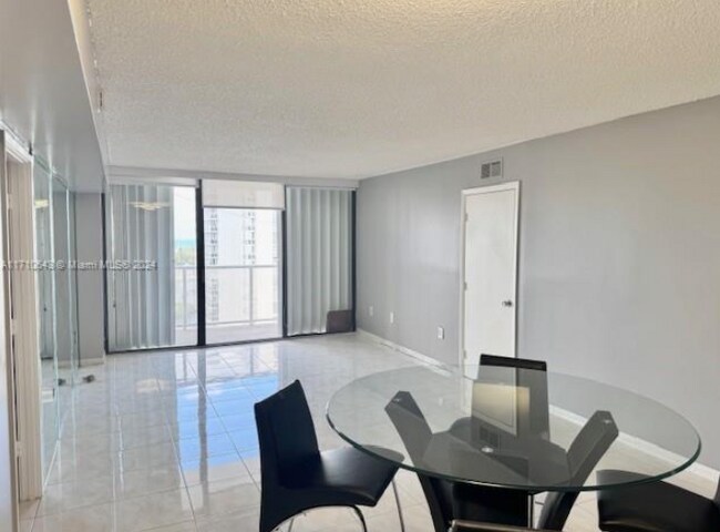 Building Photo - 3731 N Country Club Dr