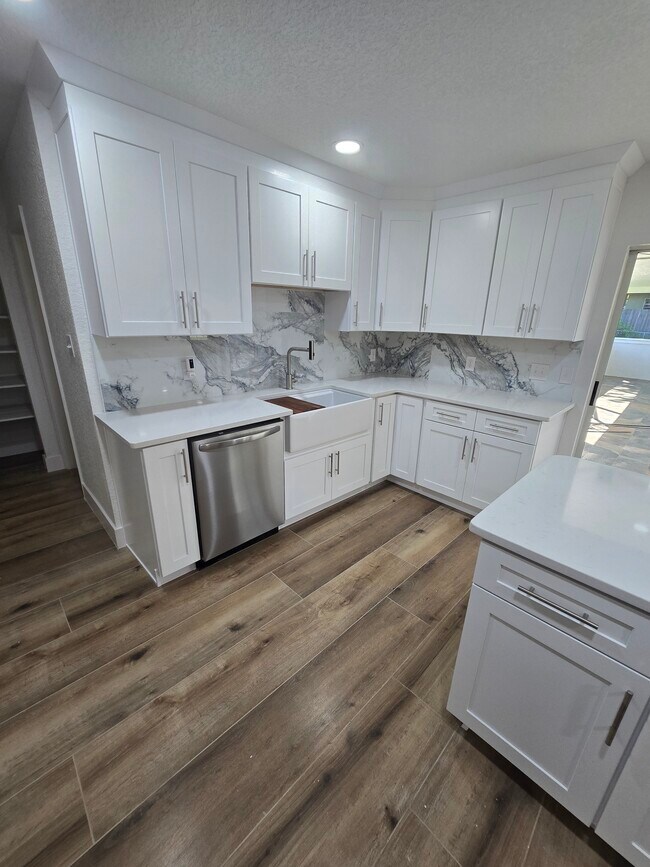 Building Photo - 383 Floral Dr