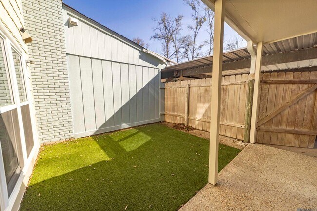 Foto del edificio - 5648 Riverstone Dr