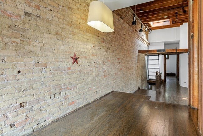 Building Photo - 417 W Webster Ave