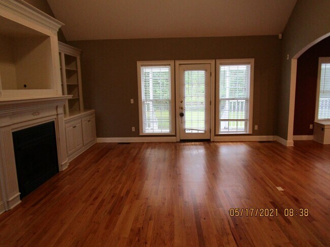 Building Photo - 200 Lakewood Dr