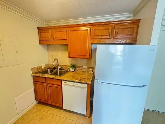Building Photo - 1 BD/1 BA Condo In Honolulu!