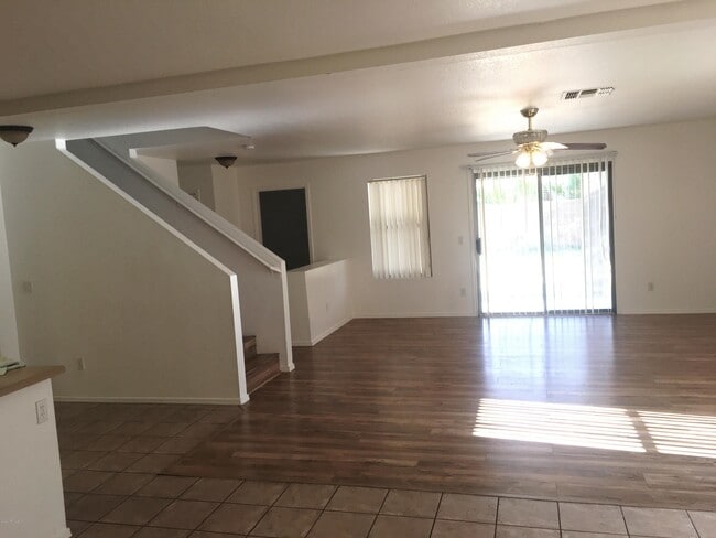 Building Photo - 2407 E Peach Tree Dr