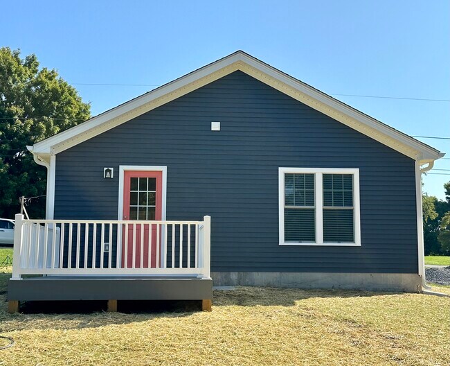 Large private rear deck with access to yard - 2221 Kenwood Blvd SE