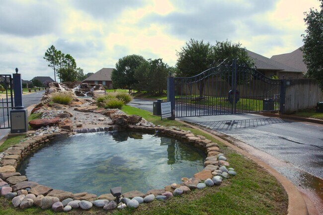 Foto del edificio - Home in Gated Community also In Deer Creek...