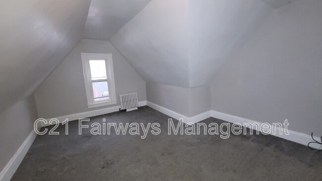 Building Photo - 208 Thompson St