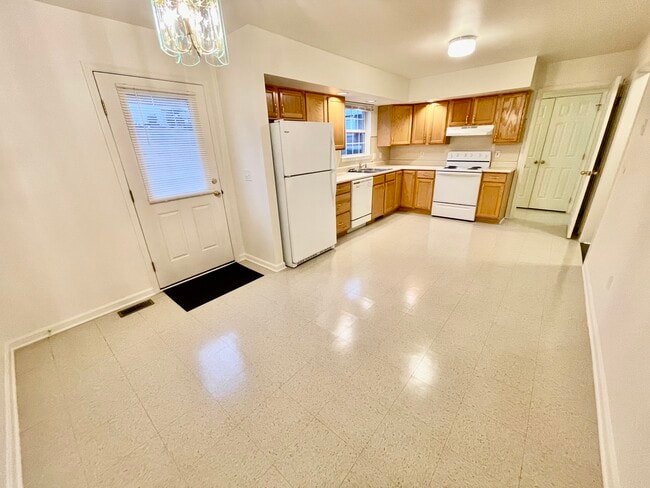 Kitchen - 200 Lester Ct