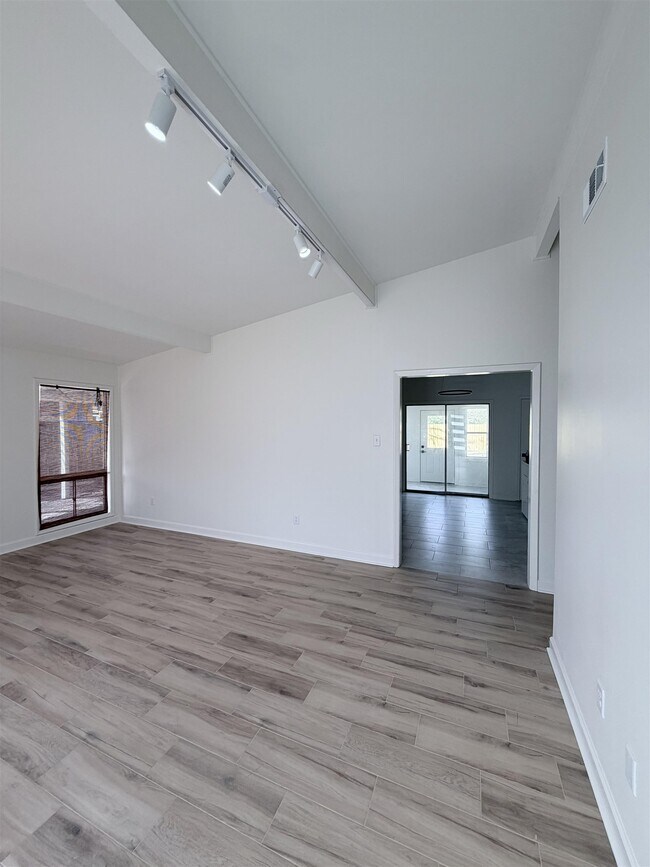 Foto del edificio - 5136 Warfield Dr