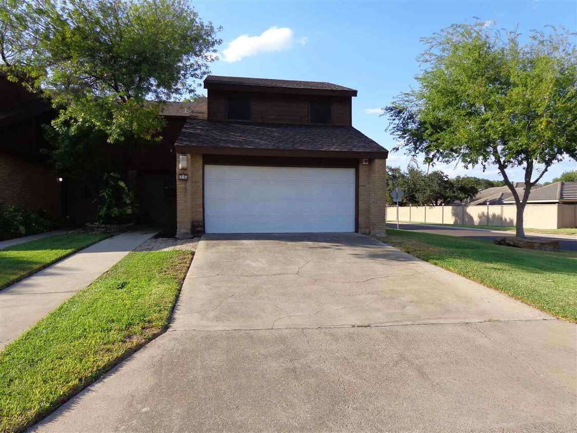 Primary Photo - 26 Quadrangle Cir