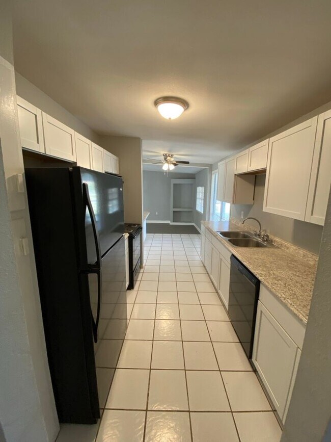 Foto del edificio - Nice College Hills 3 bedroom/1bath home AV...