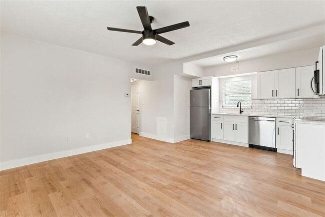 Building Photo - 300 S Nimbus Ave