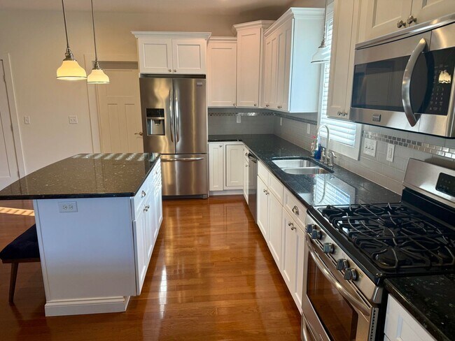 Foto del edificio - Impeccably maintained, custom-built home located in the sought-after Bay Breeze Estates community.