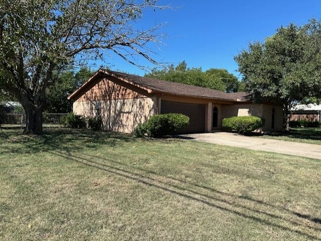 Building Photo - Nice 3 Bedroom, 2 Full bath Home Located i...