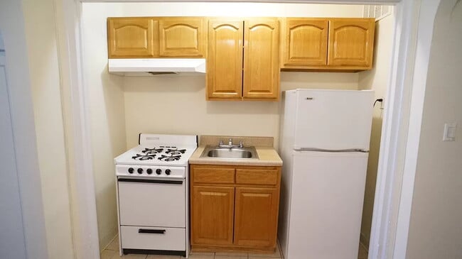 Building Photo - Charming 1-Bedroom Sponsor Unit in Kingsbr...