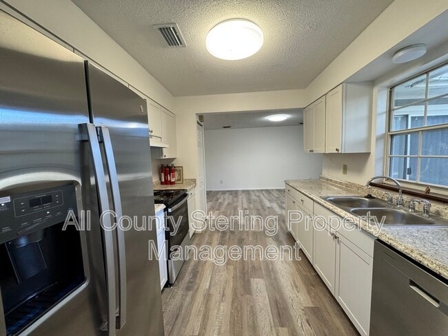 Building Photo - 4100 NW 48 Pl
