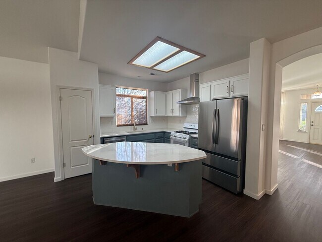 Foto del edificio - Spacious 4-Bedroom Corner Home MOVE IN SPECIAL