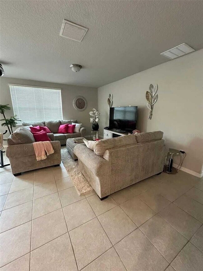 Foto del edificio - Charming 4-Bed with fence