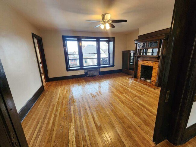 Building Photo - CHARM GALORE!  FULLY UPDATED 2 BEDROOM / 1...