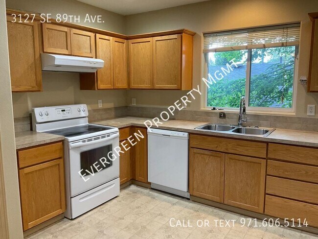 Building Photo - Tri-Level 3BD/2.5BA Townhome!
