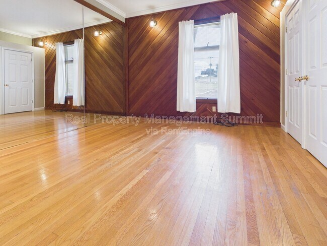 Building Photo - 402 N Market St