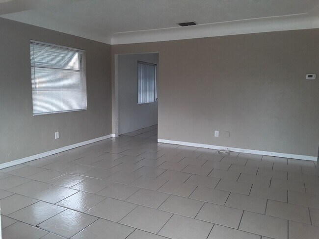 Foto del edificio - Three Bedroom One Bathroom House near Gulfport area.