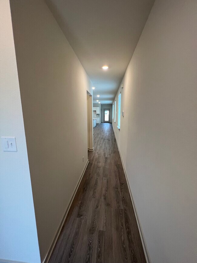 pasillo - 220 Fairfax Ave