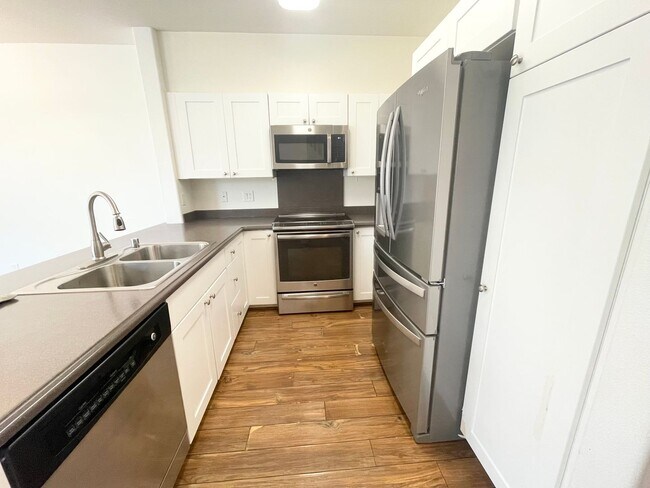 Foto del edificio - 3 BD/ 3 BA Townhome W/ Solar- Available no...