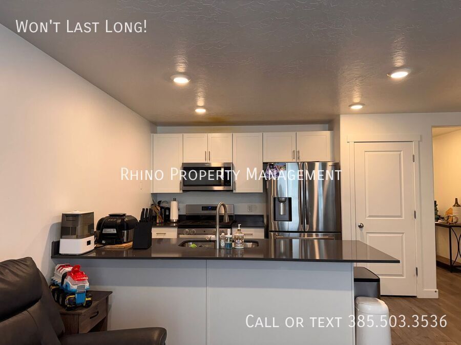 Primary Photo - 1136 E Trident Dr