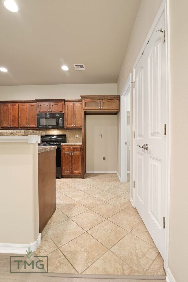 Foto del edificio - Luxury Gated Patio Home | 2 Bed, 2 Bath | Owasso, OK | Lawn Care Included