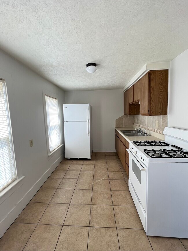 Kitchen - 33 Poplar St