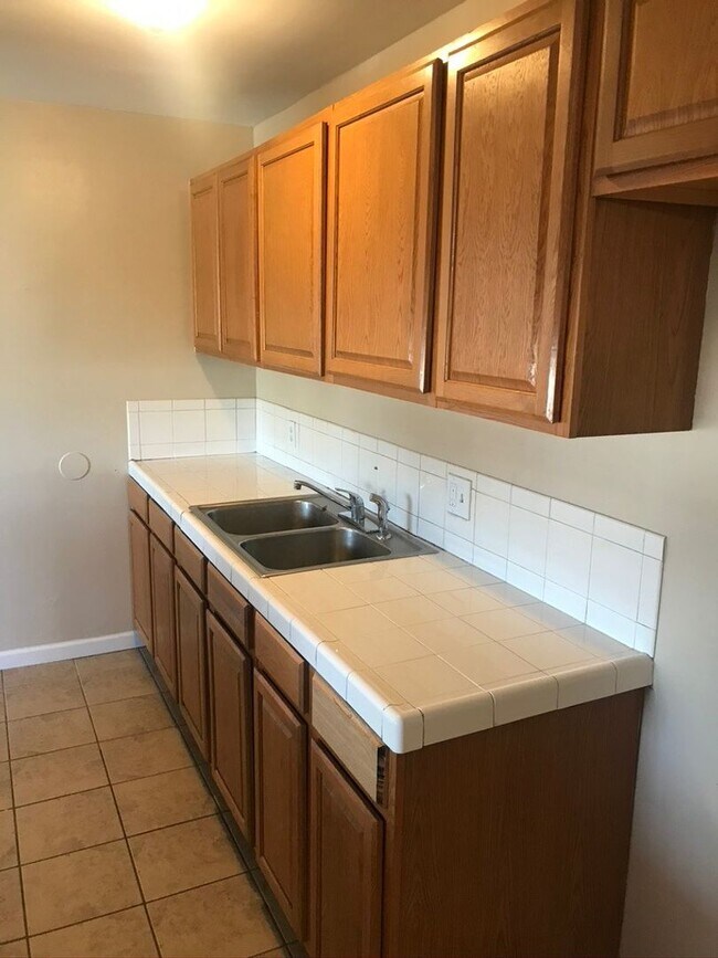 Building Photo - 2712 Valencia Dr. Cute 3Bedroom + 2Bath $1...