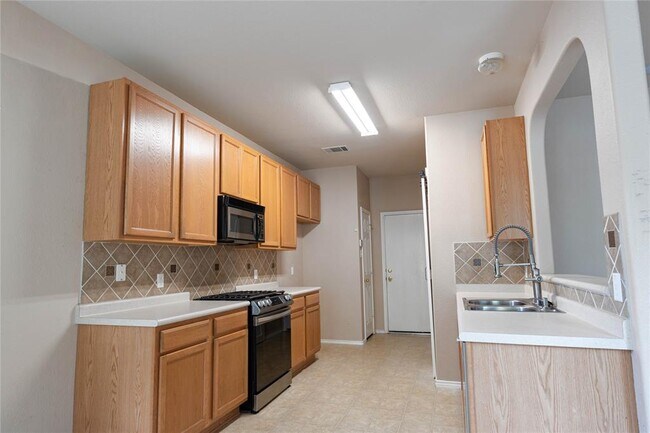 Building Photo - 2818 Shadowpoint Cove