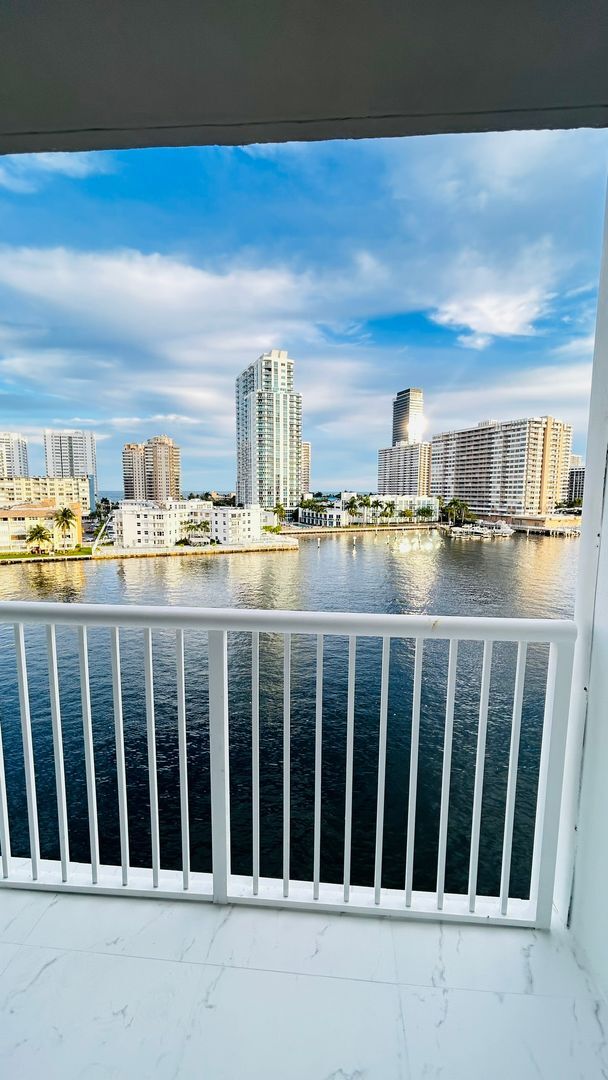 Foto del edificio - Stunning Waterfront One-Bedroom Apartment with Spectacular Views!