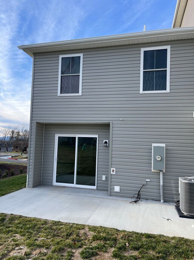 Building Photo - Like New Townhouse for Rent