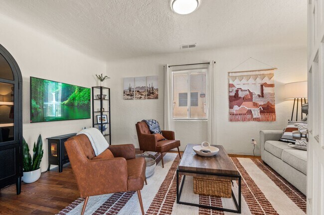 Building Photo - Fully Furnished Home!