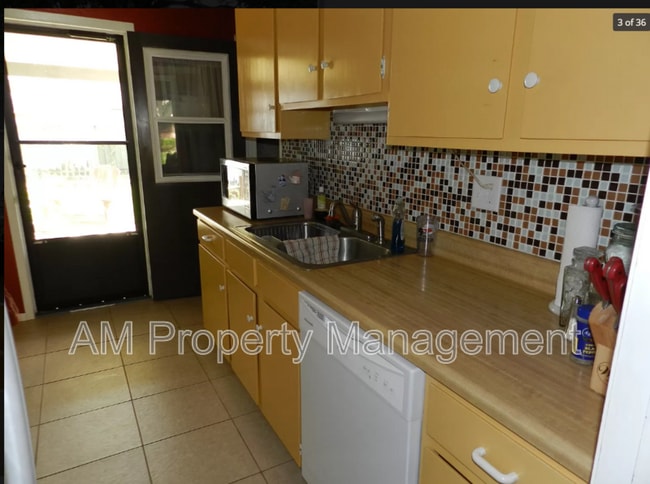 Building Photo - 402 Thompson Dr