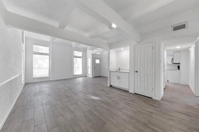 Building Photo - 510 Lynnwood Dr