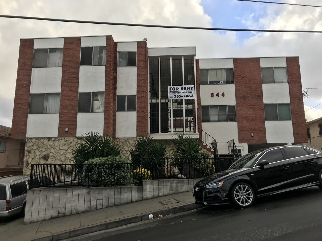 vista frontal - 844 N Bunker Hill Ave