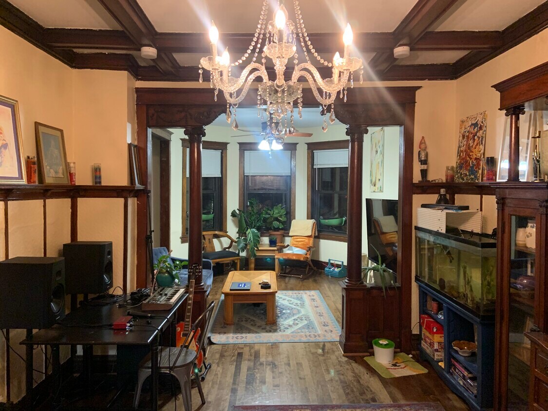living room - 1536 W 17th St