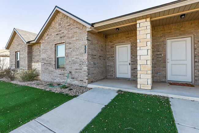 Foto del edificio - Beautiful 2023 Built Townhome Located South of Town Near Cooper Elementary